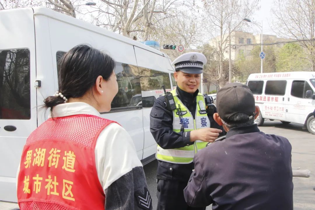 沂南交警联合志愿者开展“戴头盔、安全行”公益宣传活动